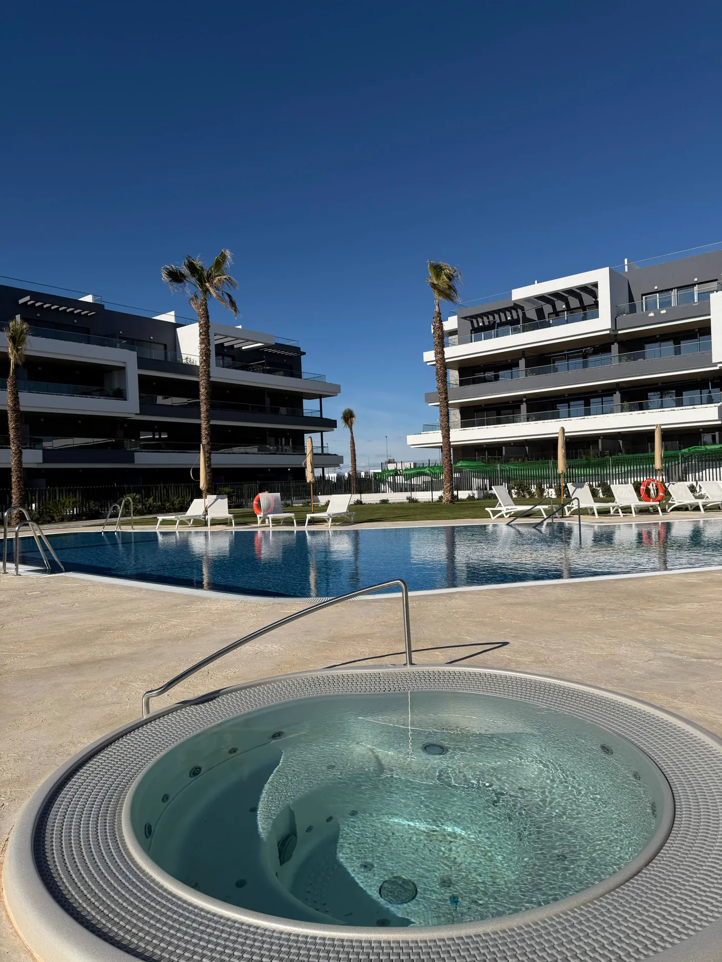 Torrevieja · Zwembad — before HostRev