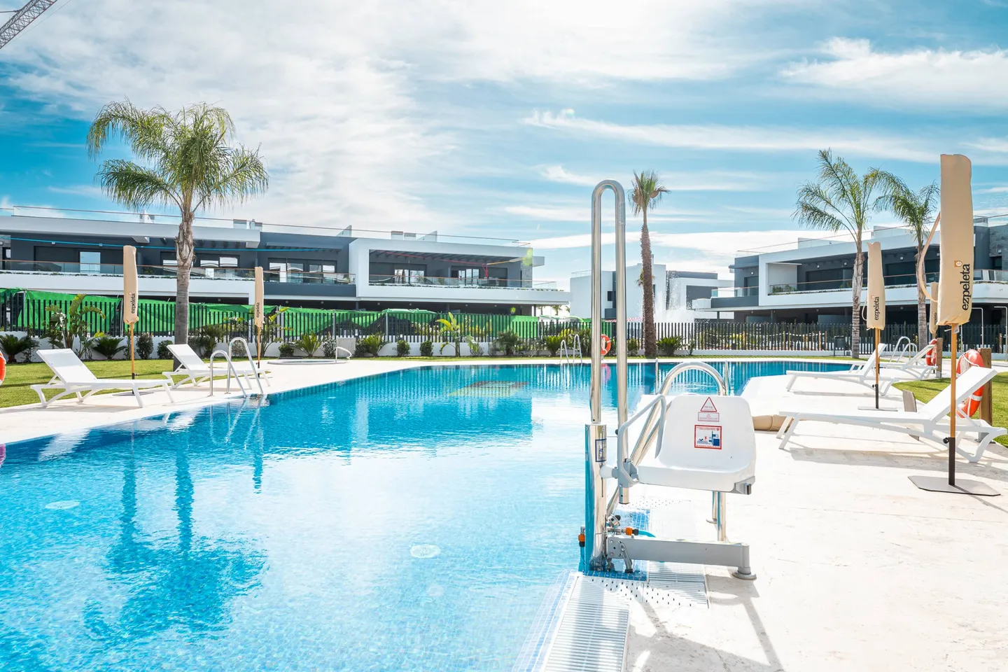 Torrevieja · Zwembad — before HostRev