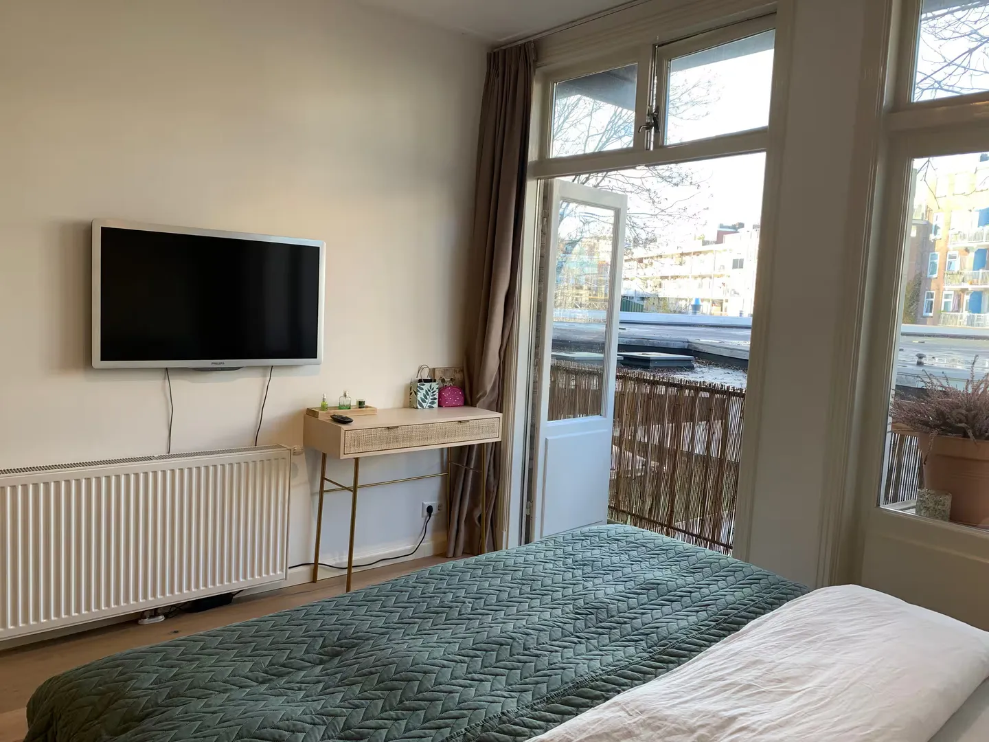 Amsterdam · Slaapkamer — before HostRev