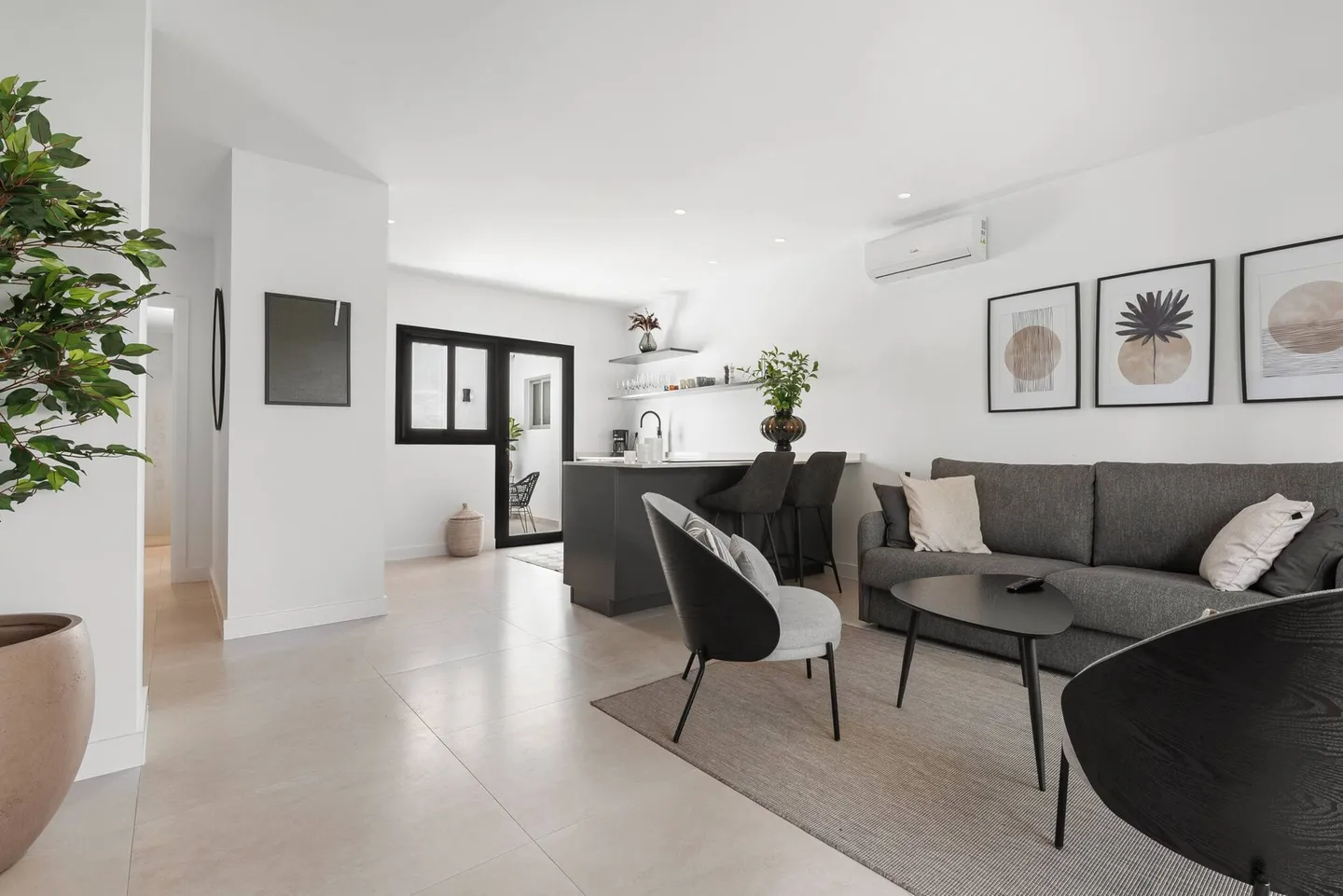 Marbella · Woonkamer — before HostRev
